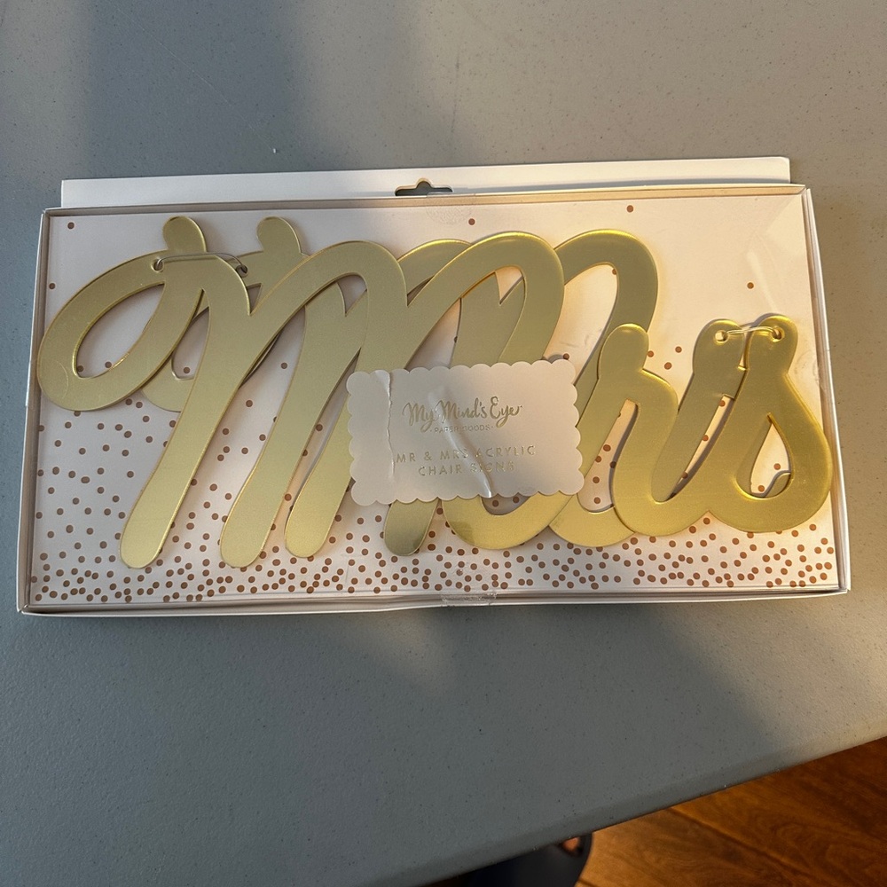 Gold 'Mr and Mrs' Acrylic Chair Sign - Shiny Script
